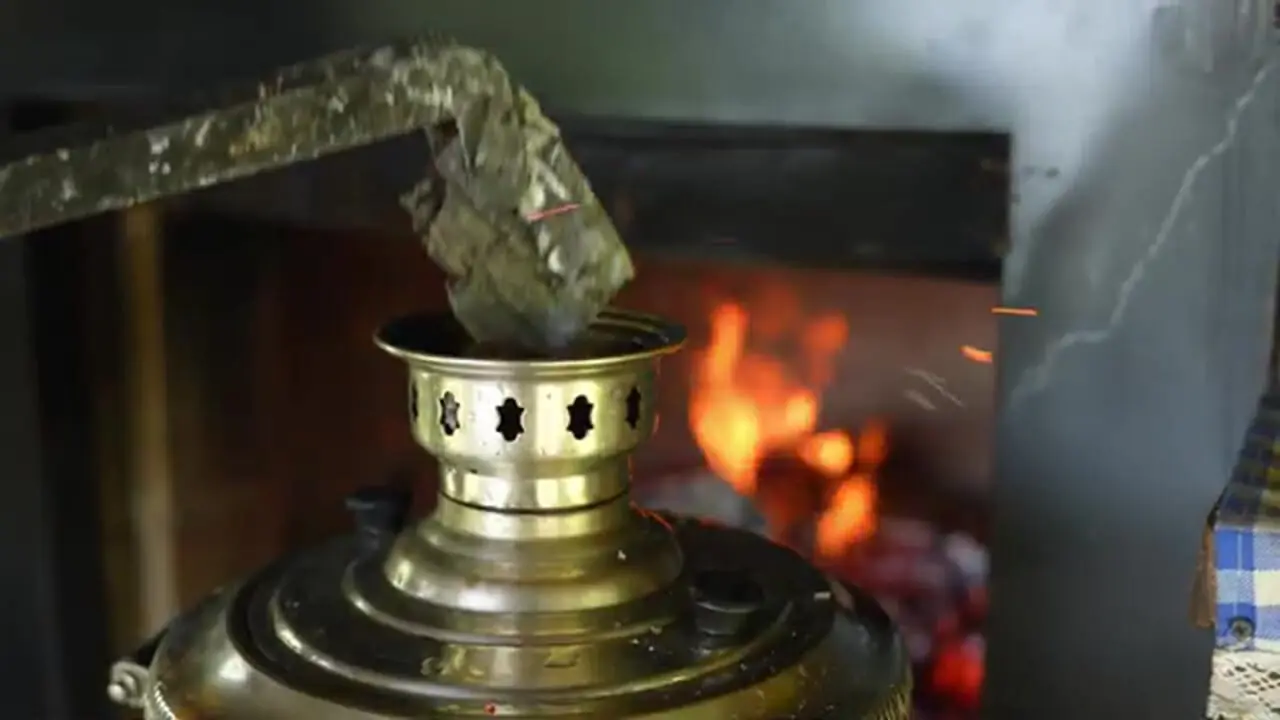 غذای روستایی در آذربایجان؛ تهیه بستنی میوه ای و باقلوای پسته ای