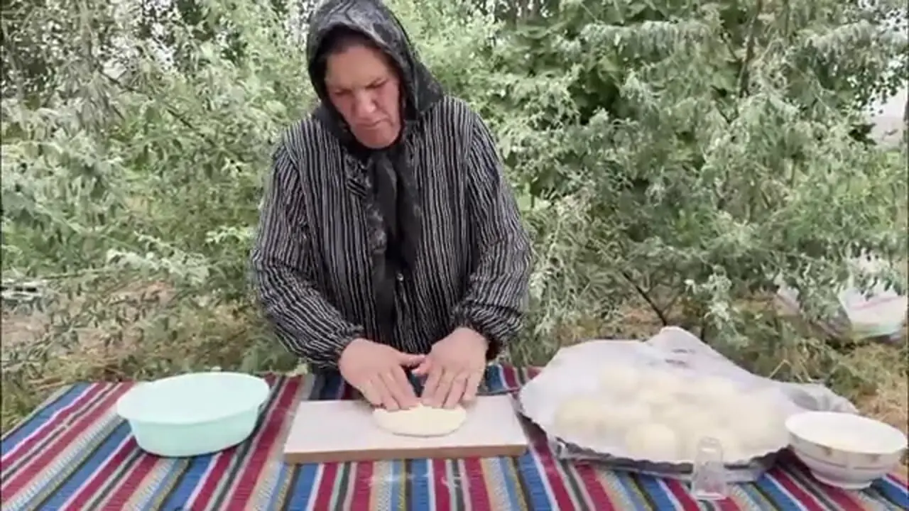 غذای روستایی در ایران؛ پخت نان سنتی در تنور و تهیه دمنوش با نعنای کوهی تازه