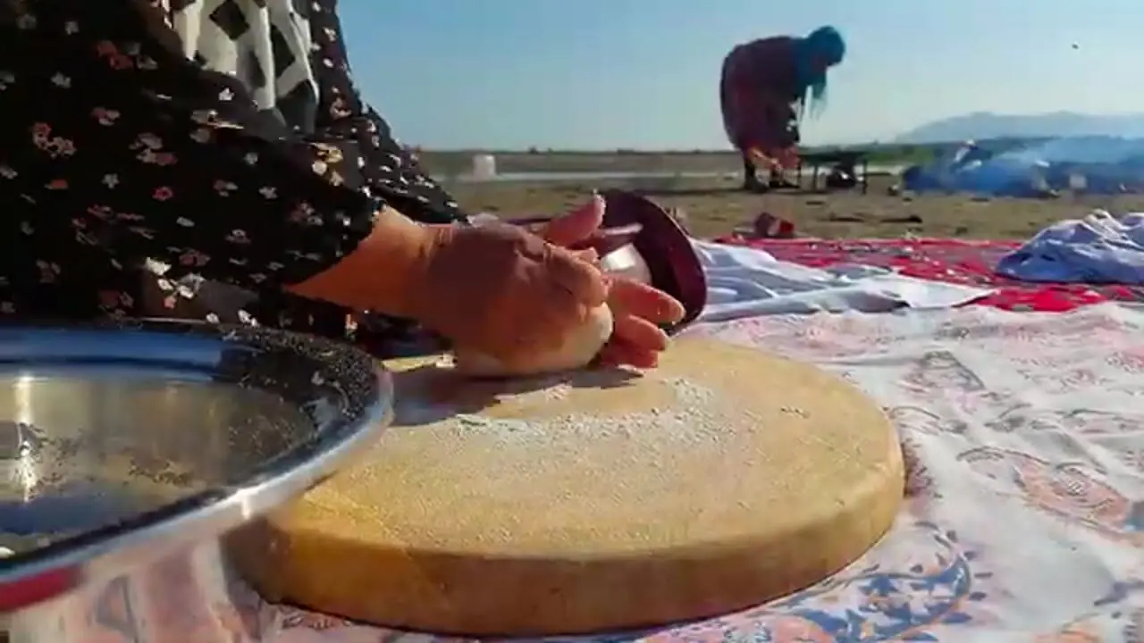 غذای روستایی در ایران؛ کباب کردن ماهی کپور و پخت نان در ساحل دریای خزر