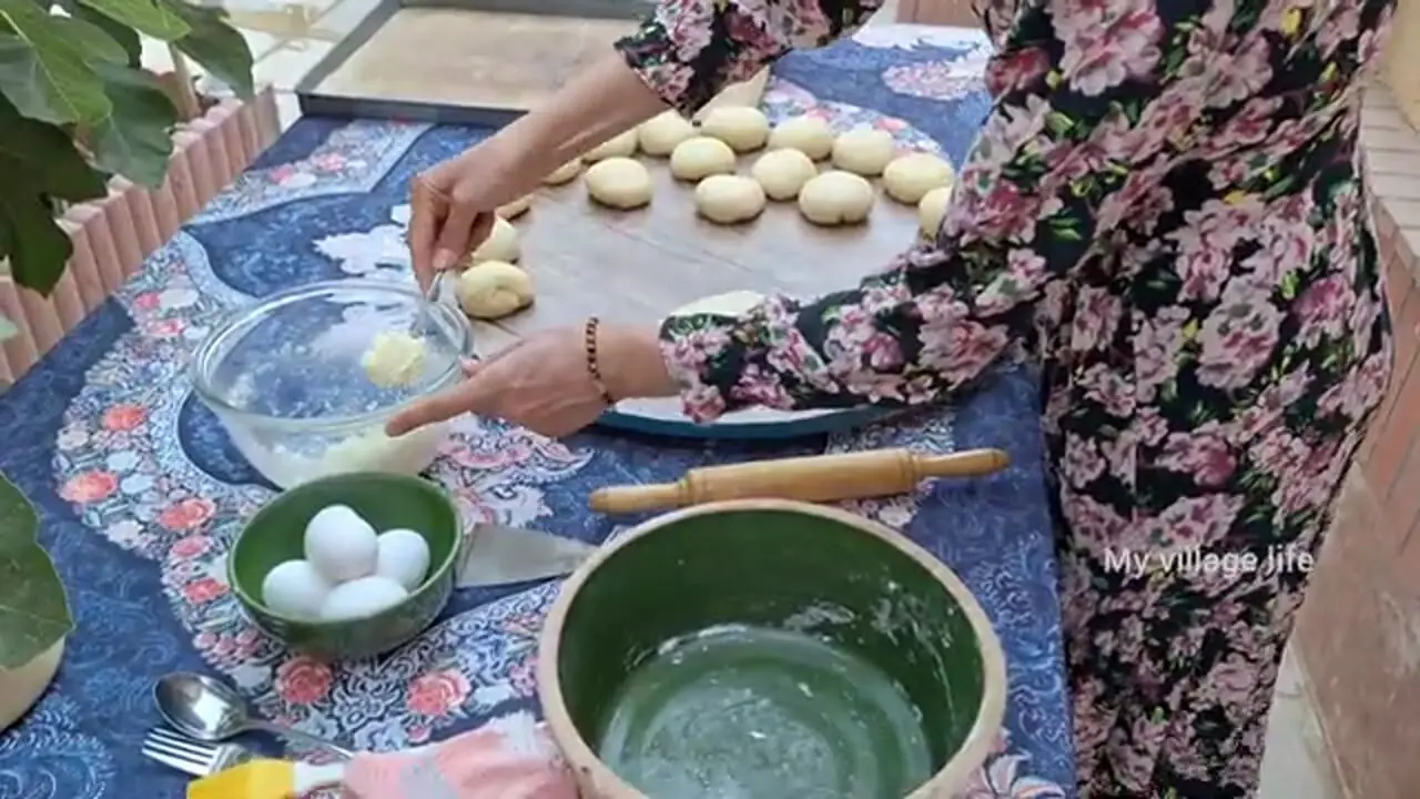 غذای روستایی در ایران؛ پخت نان نارگیلی در روستایی زیبا