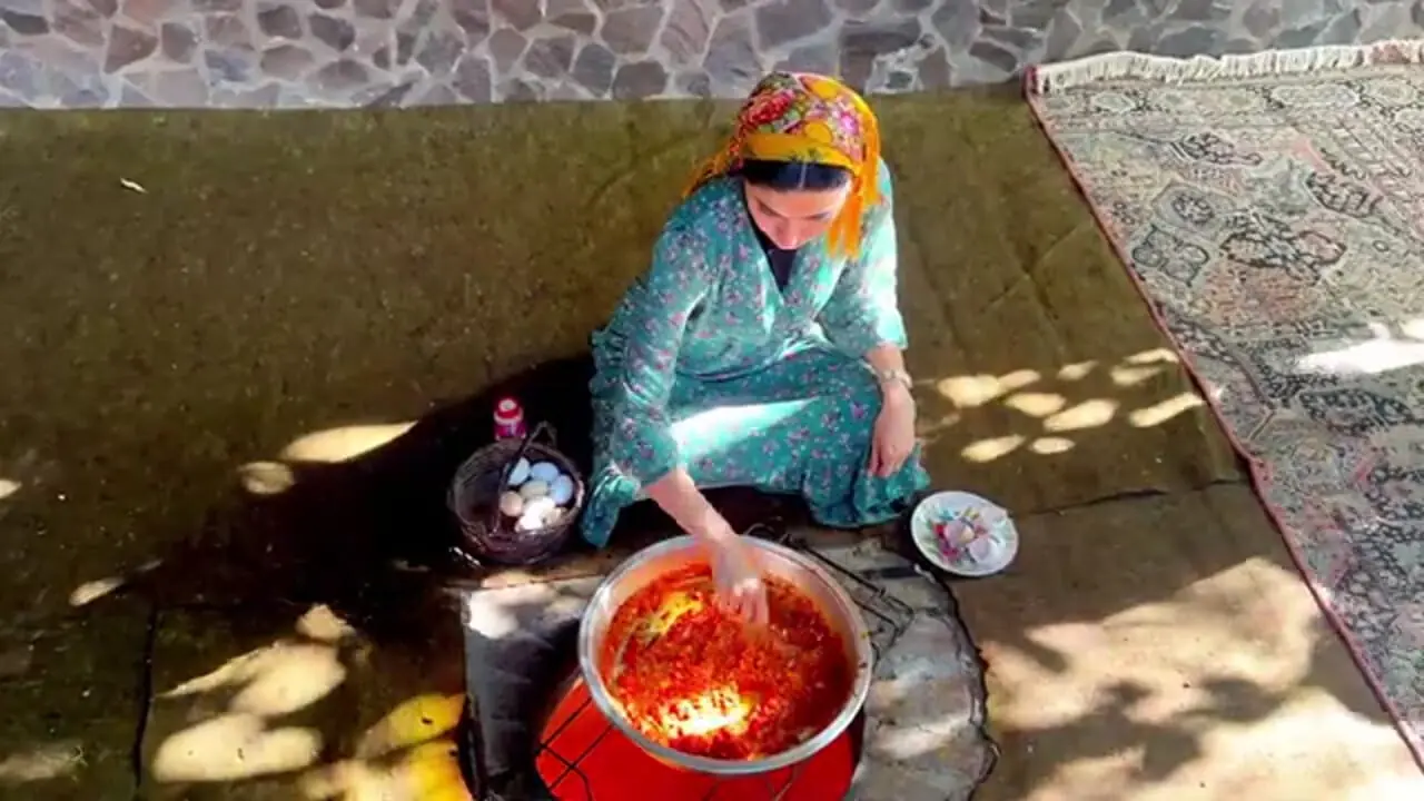 غذای روستایی در ایران؛ برداشت شاه توت و پخت میرزا قاسمی در روستایی زیبا