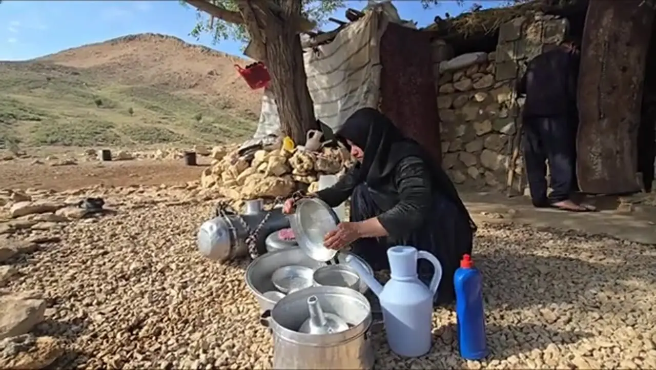 غذای روستایی در ایران؛ مراحل تهیه کشک به روش سنتی و توسط یک بانوی عشایر