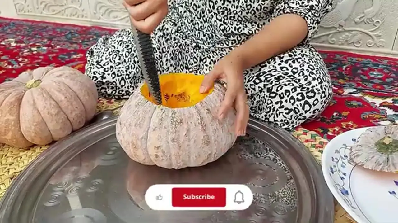 غذای روستایی در ایران؛ پخت کدو حلوایی پر شده با مرغ و برنج روی آتش