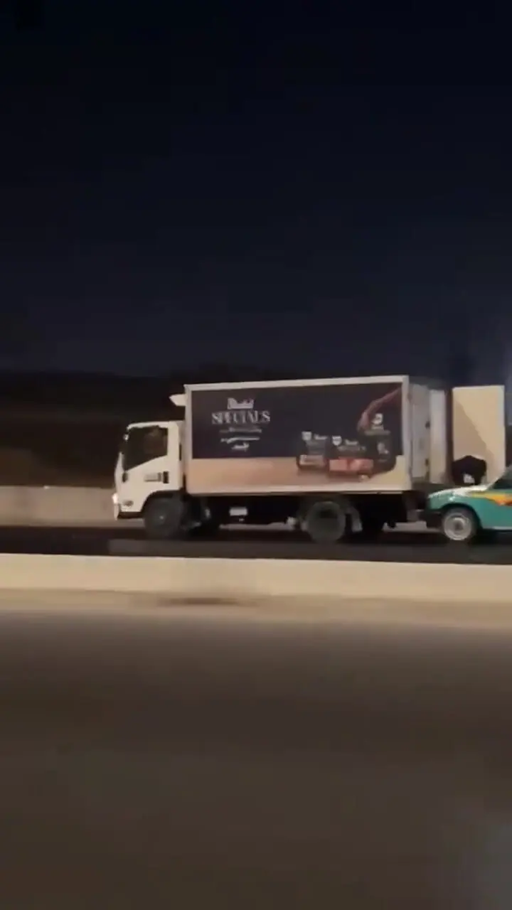 سارقان با وانت بار کامیون در حال حرکت را خالی کردند