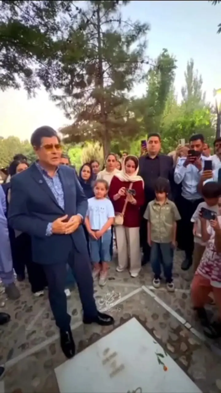 ببینید| آوازخوانی سالار عقیلی بر سر مزار استاد شجریان