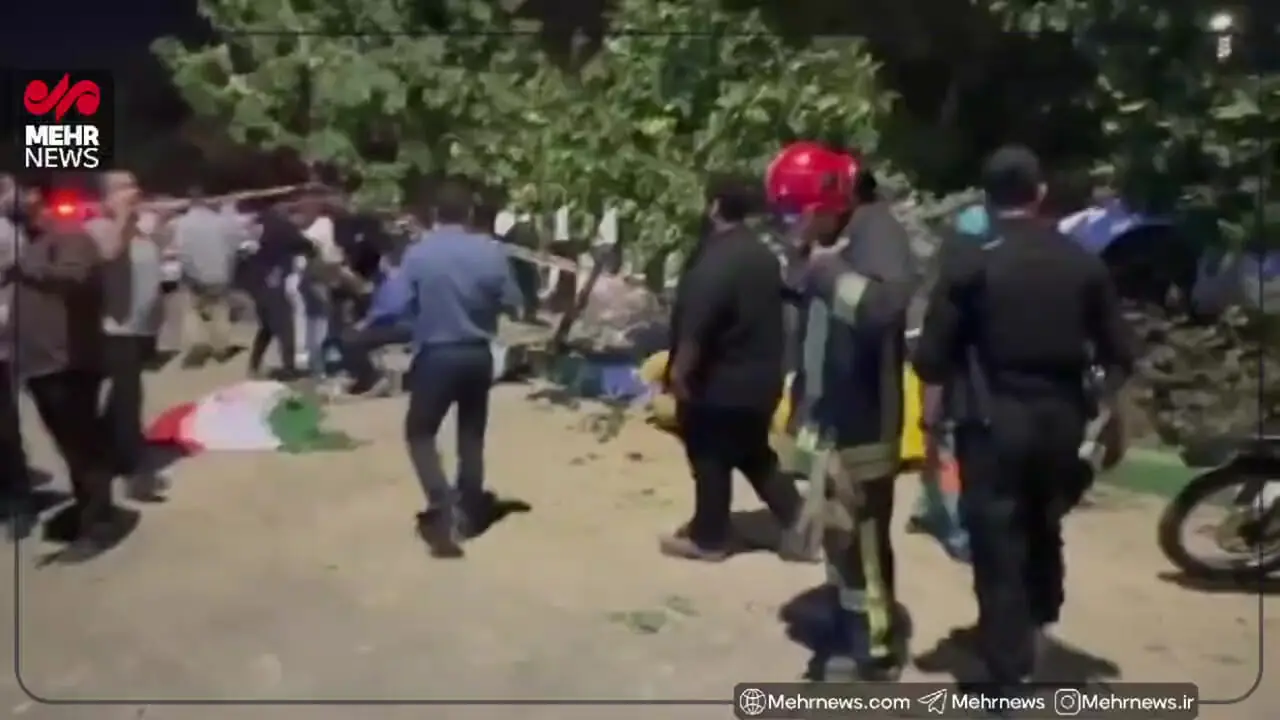 تصاویری از برخورد خودرو سواری با تجمع مردمی در وکیلآباد مشهد