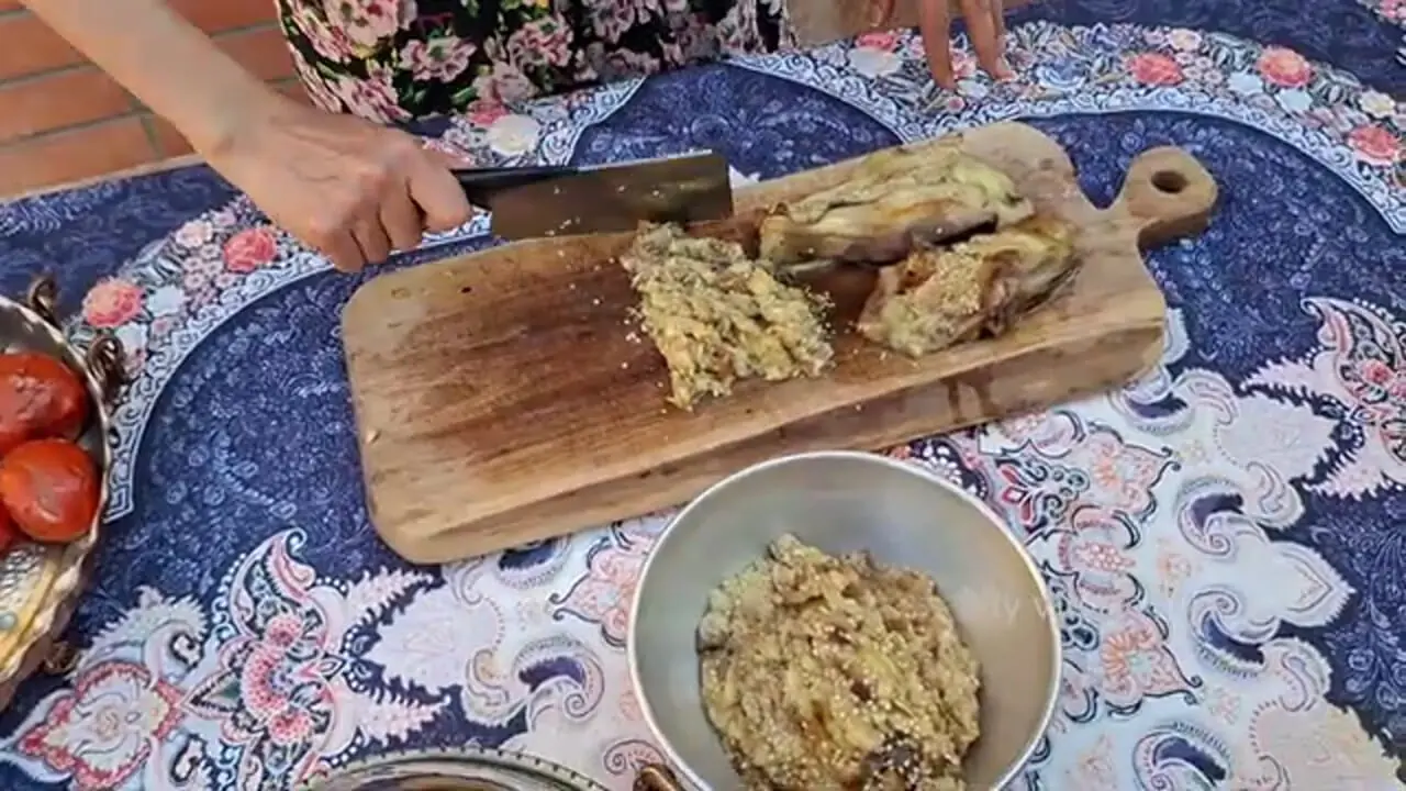 غذای روستایی در ایران؛ تهیه میرزاقاسمی با بادمجان کبابی در روستا