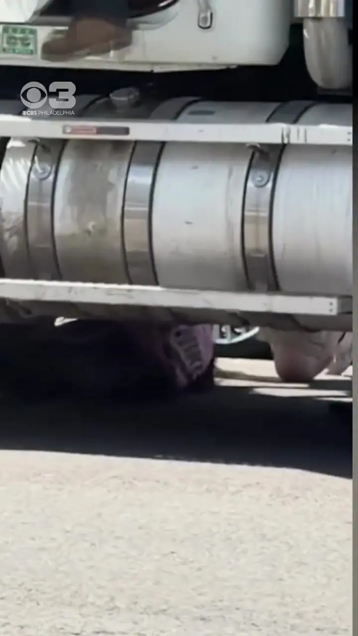 نجات معجزهآسای دختر غرق در موبایل از زیر کامیون