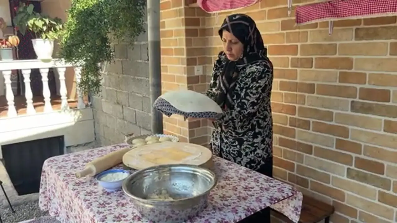 غذای روستایی در ایران؛ پخت خوراک با زبان گاو و تهیه نان تافتون