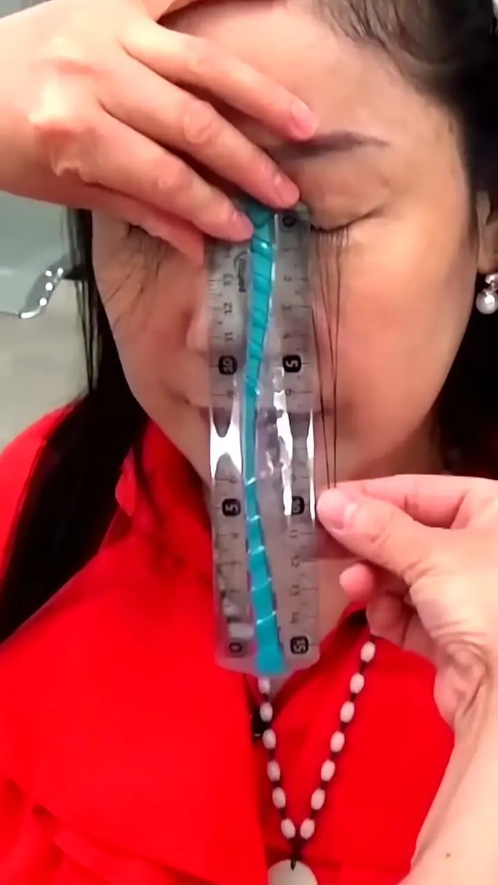 زنی با مژه‌ ۲۰.۵ سانتی‌متری