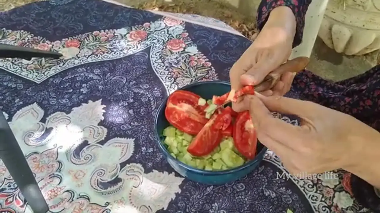 غذای روستایی در ایران؛ پخت چلوگوشت زعفرانی روی آتش و در روستایی زیبا