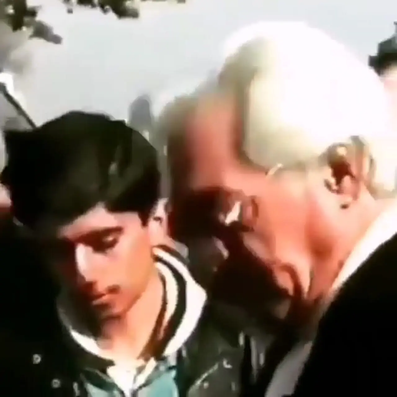 سفر زمان؛ «محمدعلی فردین» در مراسم تشییع علی حاتمی؛ سال 75