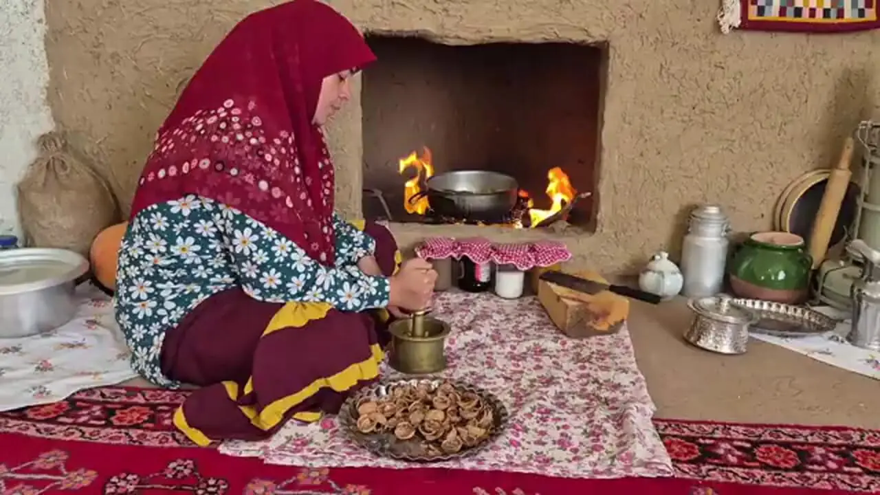 ببینید| غذای روستایی در ایران؛ فرآیند تهیه خورشت فسنجان با مرغ