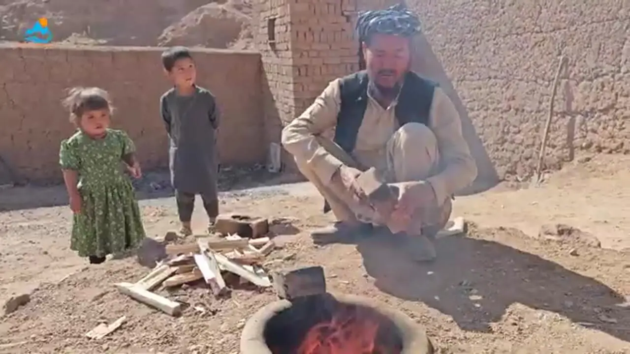 ببینید| غذای روستایی در ایران؛ پخت حلوا قندی و نان سنتی توسط زوج مسن افغان
