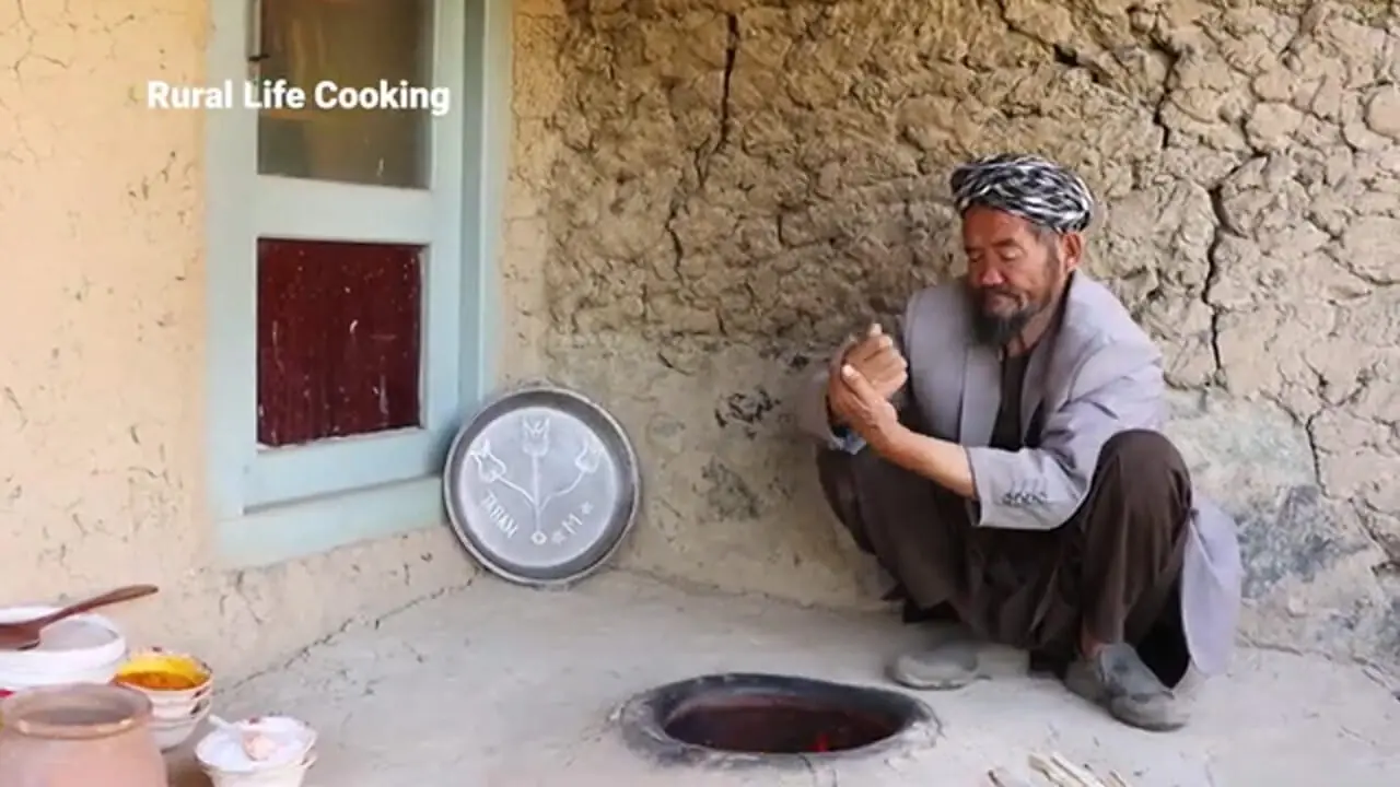 ببینید| غذای روستایی در افغانستان؛ پخت نان در تنور و تهیه املت سنتی