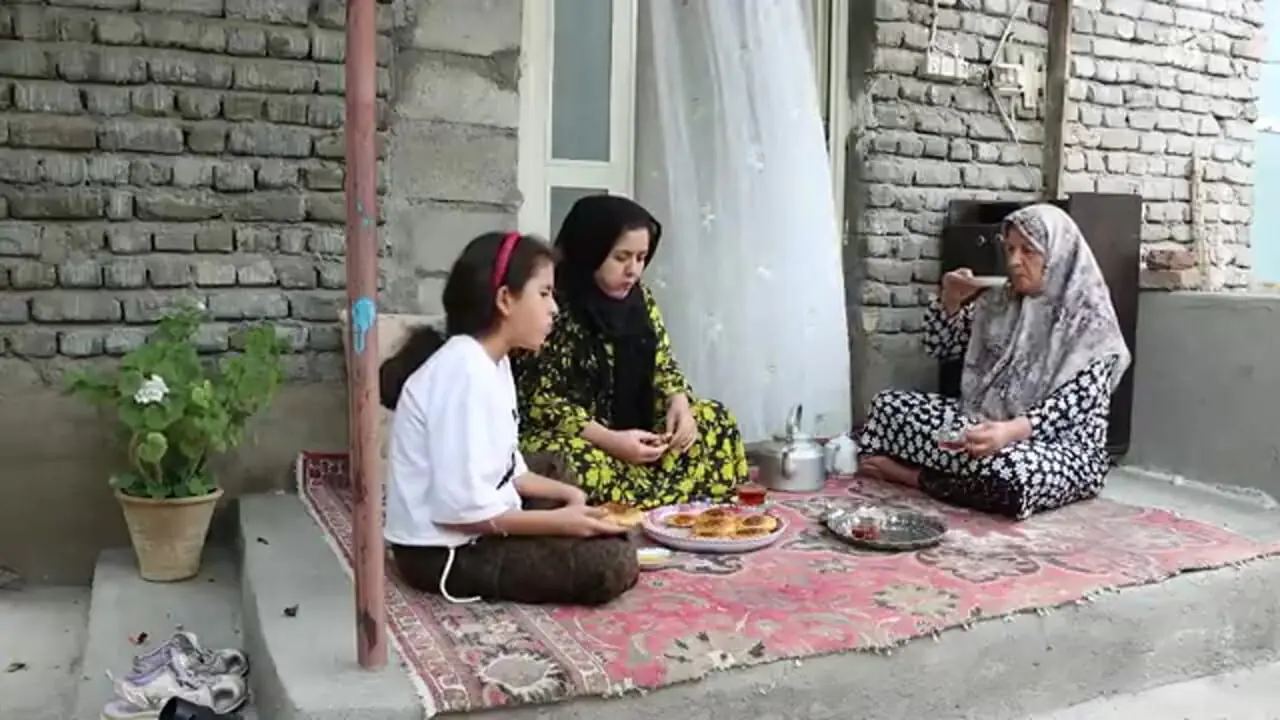 ببینید| غذای روستایی در ایران؛ پخت نان سنتی و مربای انجیر خانگی