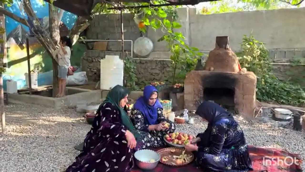 غذای روستایی در ایران؛ پخت کیک با سیب های تازه باغ