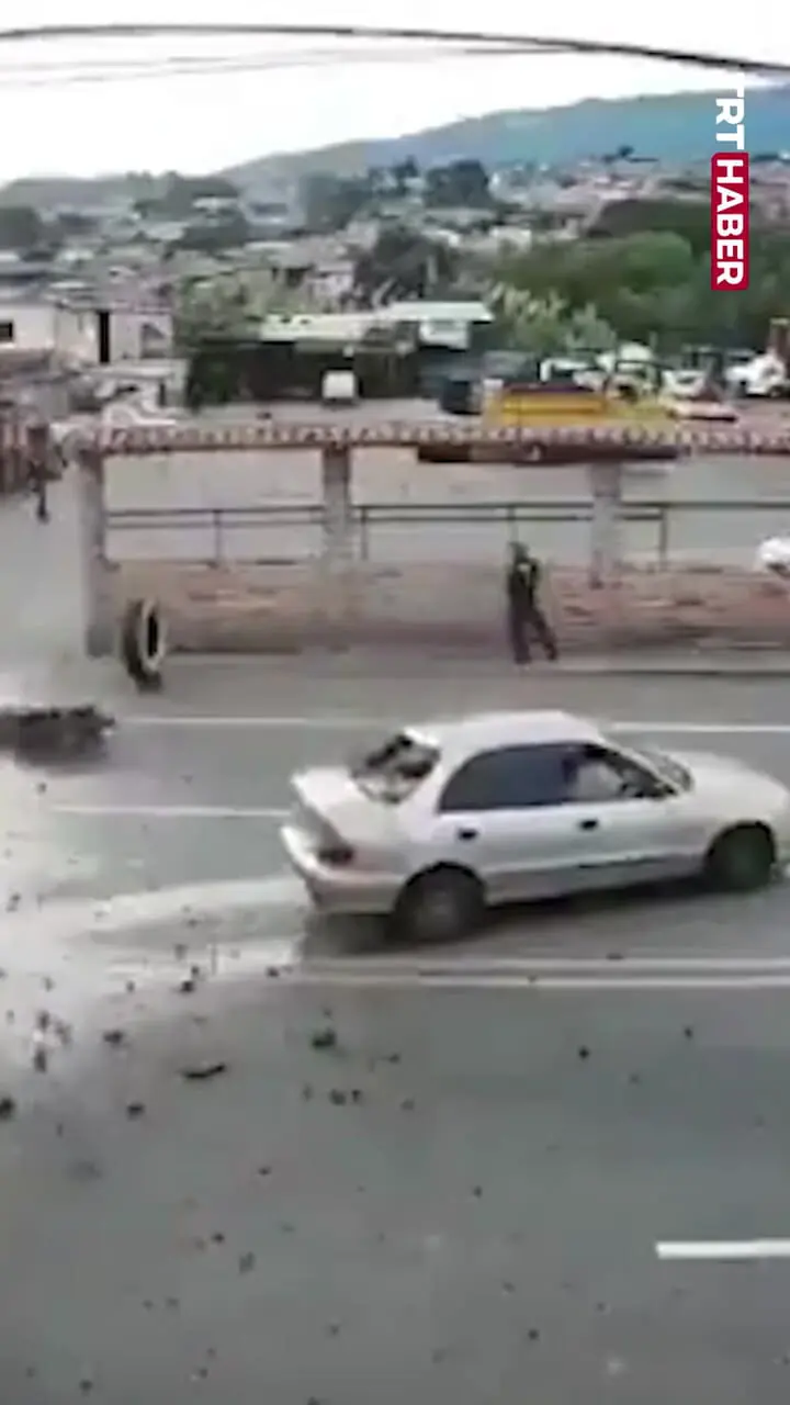 لحظه انفجار لوله آب در خیابانی در ونزوئلا