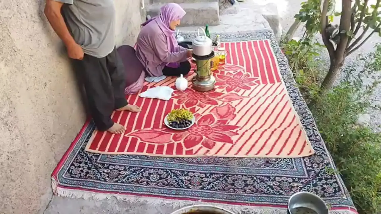 غذای روستایی در ایران؛ تهیه رب انار ترش در روستایی سرسبز