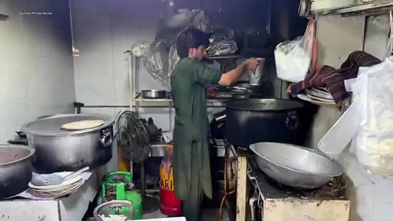 غذای خیابانی در پاکستان؛ پخت 100 کیلوگرم ازبکی پلو با گوشت گاو در پیشاور