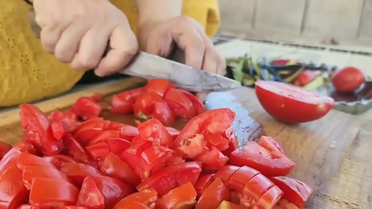 غذای روستایی در ایران؛ مراحل دیدنی پخت آش رشته در روستا