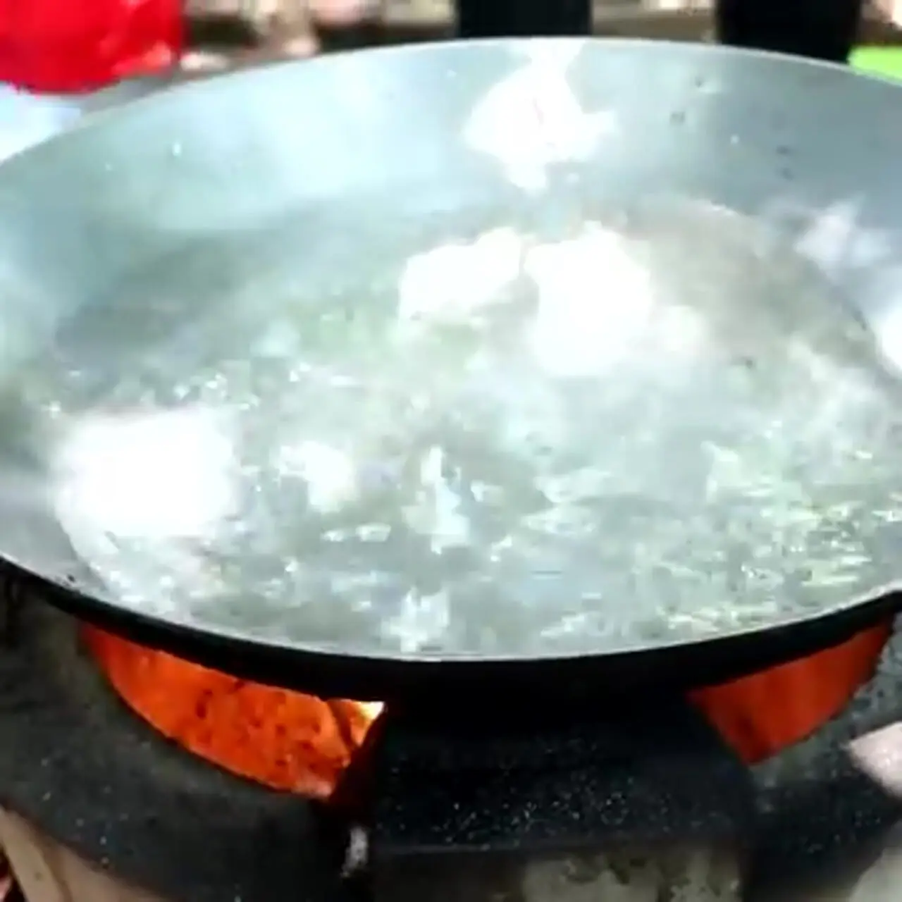 غذای روستایی در کامبوج؛ پخت خوراک با ماهی سرماری و فلفل چیلی