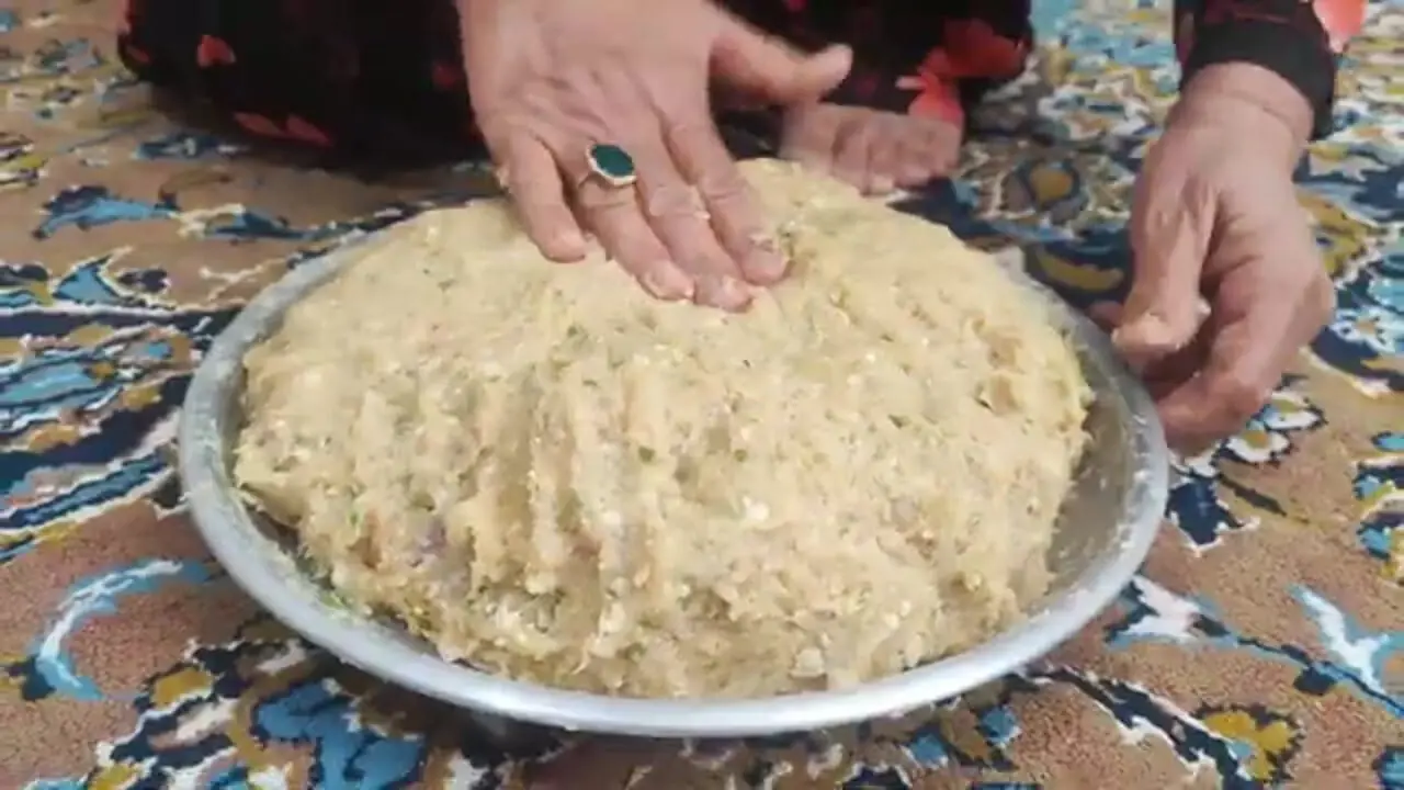 غذای روستایی در ایران؛ مراحل دیدنی تهیه کباب کوبیده مرغ روی آتش