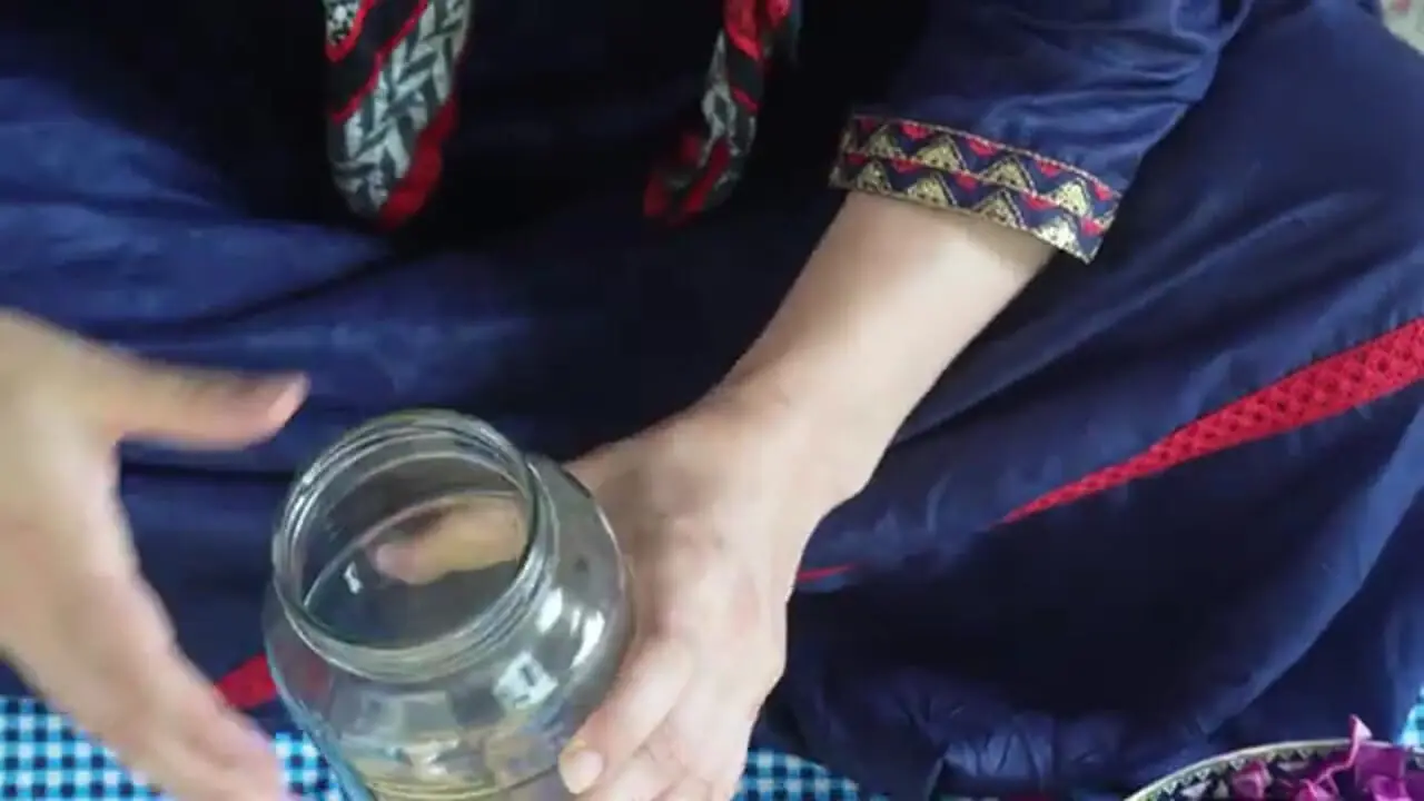 غذای روستایی در ایران؛ پخت آبگوشت، نان سنتی و تهیه ترشی کلم