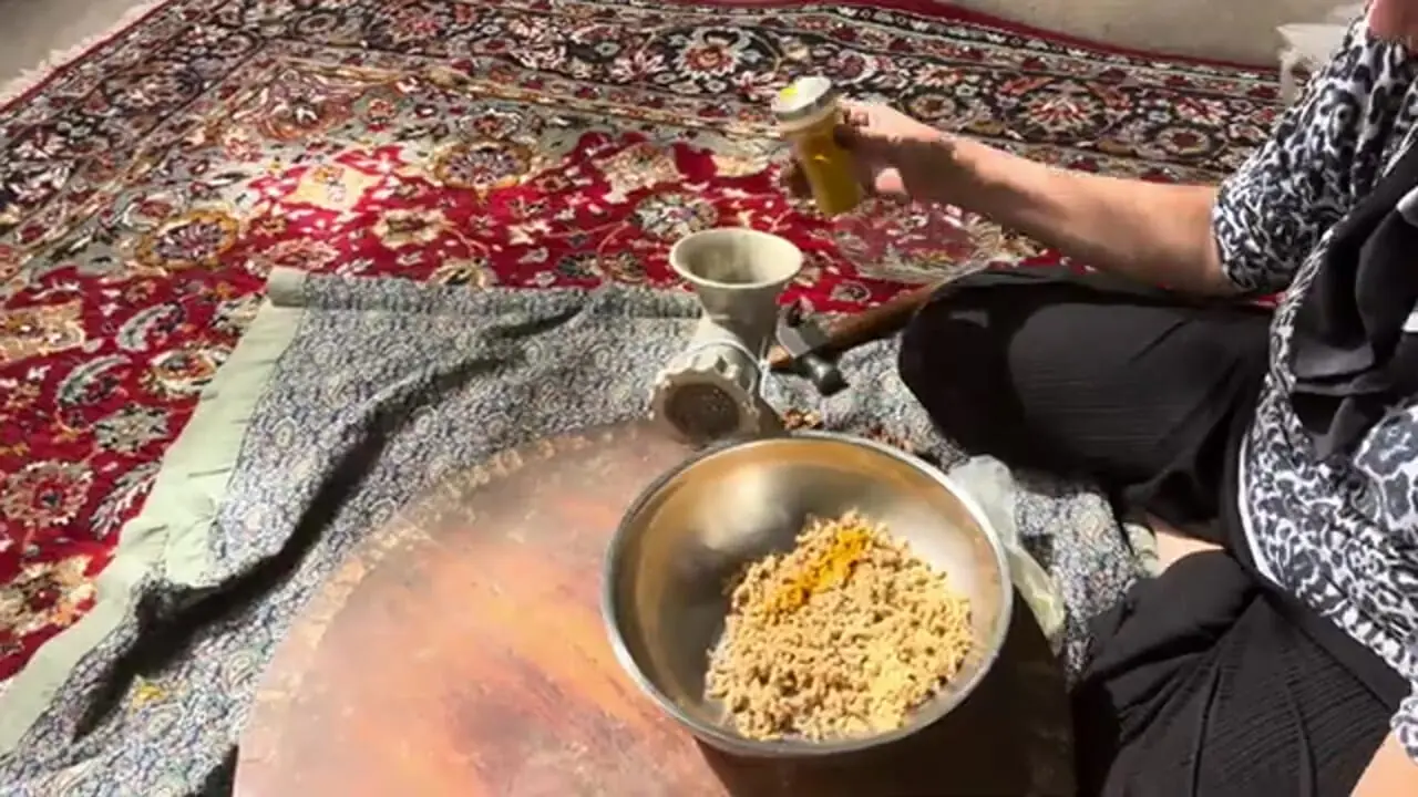 غذای روستایی در ایران؛ مراحل دیدنی پخت نان گردویی در تنور