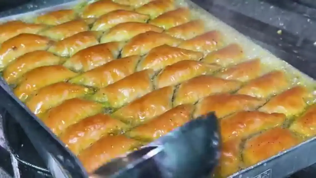 غذای خیابانی در ترکیه؛ مراحل دیدنی تهیه باقلوای پسته ای و گردویی در استانبول