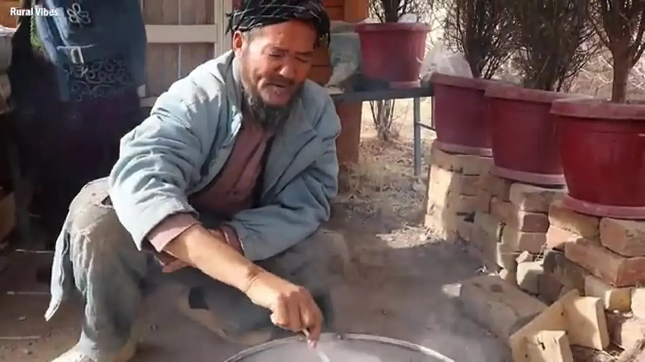 ببینید| غذای روستایی در افغانستان؛ پخت سوپ با شلغم های تازه