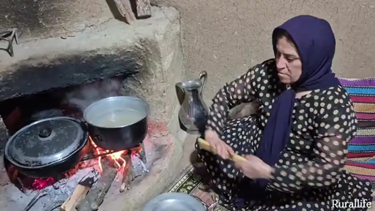 غذای روستایی در ایران؛ مراحل دیدنی پخت ماکارونی و تهیه سالاد