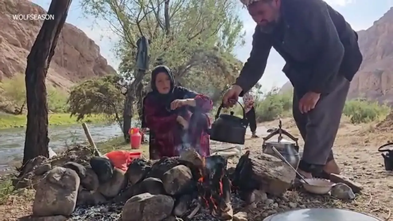 ببینید| غذای روستایی در افغانستان؛ طبخ کله پاچه و پخت نان در کنار رودخانه