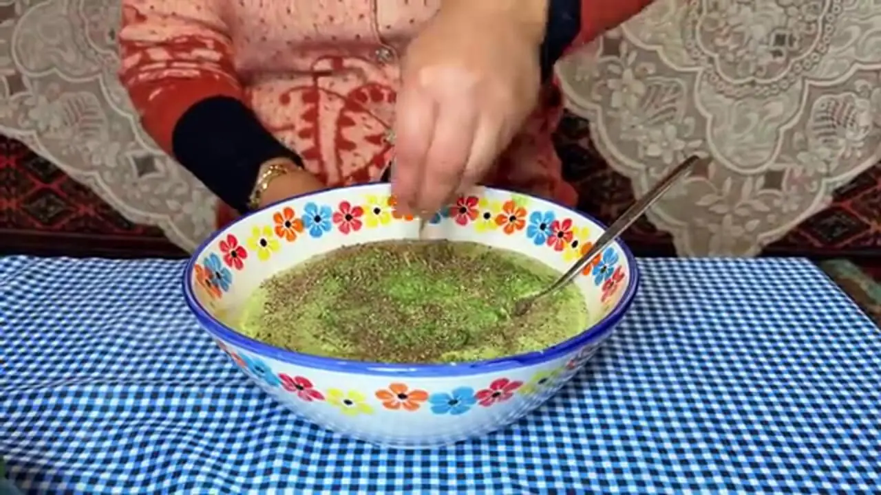 غذای روستایی در ایران؛ مراحل دیدنی پخت پیتزای مرغ و اسفناج در بشکه
