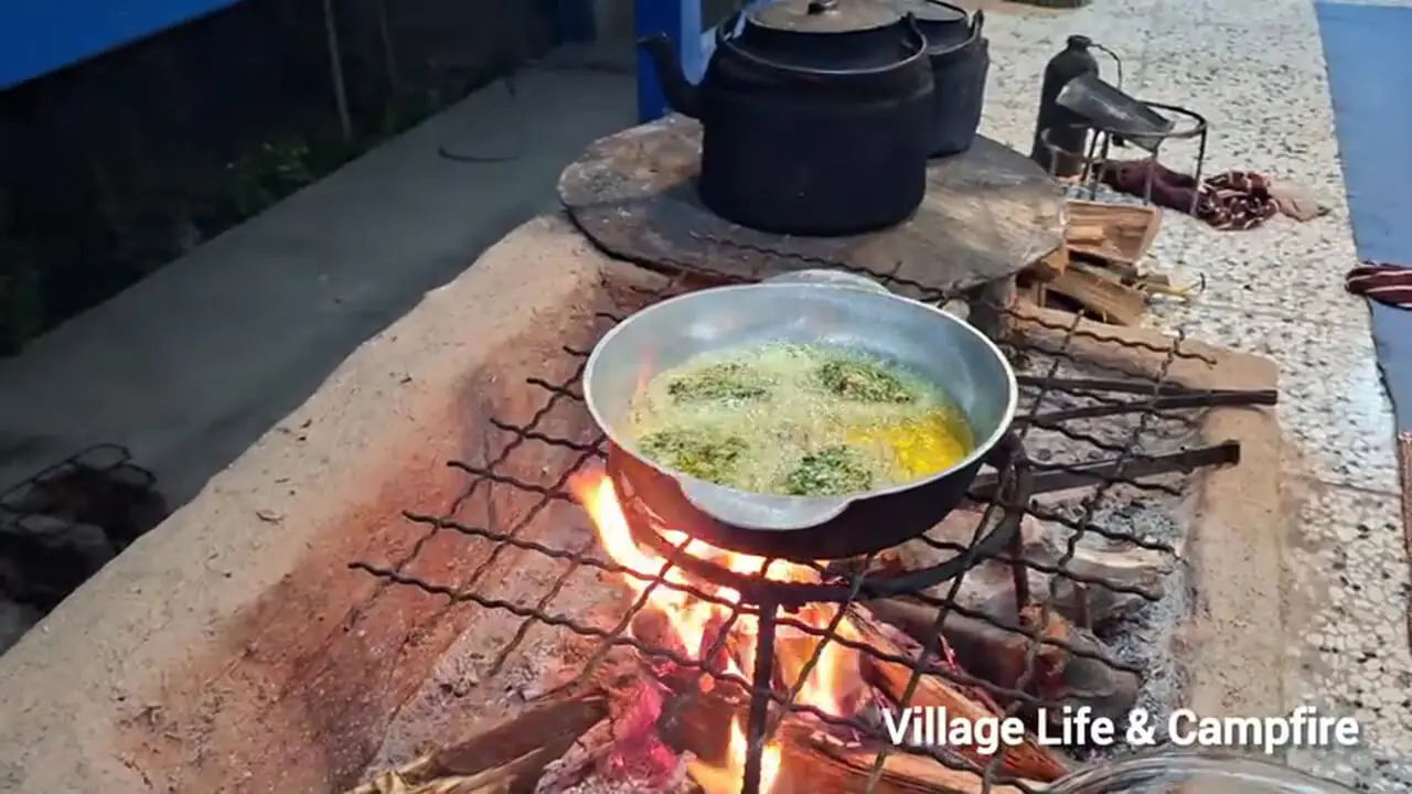 غذای روستایی در ایران؛ پخت نان سنتی و کوکو سبزی در روستایی کوهستانی