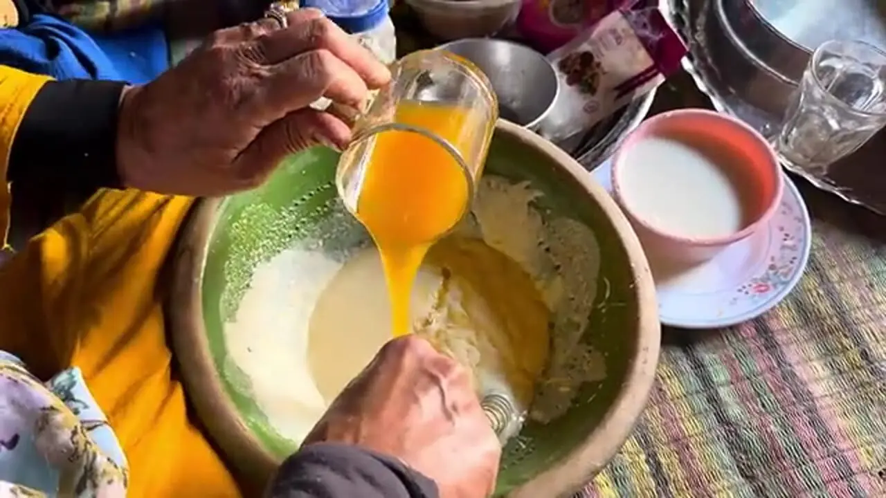 غذای روستایی در ایران؛ پخت پلوی مخلوط با مرغ، کیک پرتقالی و نان در غار