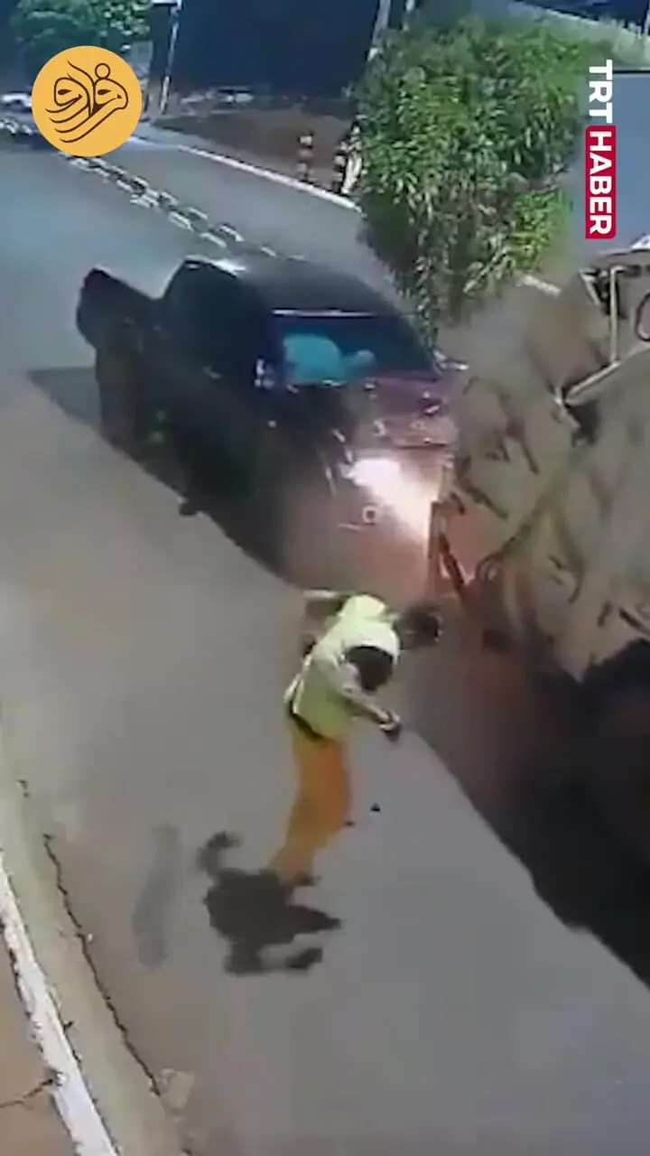 لحظه فرار کارگر شهرداری از مرگ