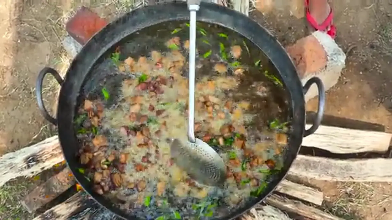 غذای روستایی در هند؛ برش ماهرانه ماهی تن 100 کیلوگرمی و پخت غذا با آن