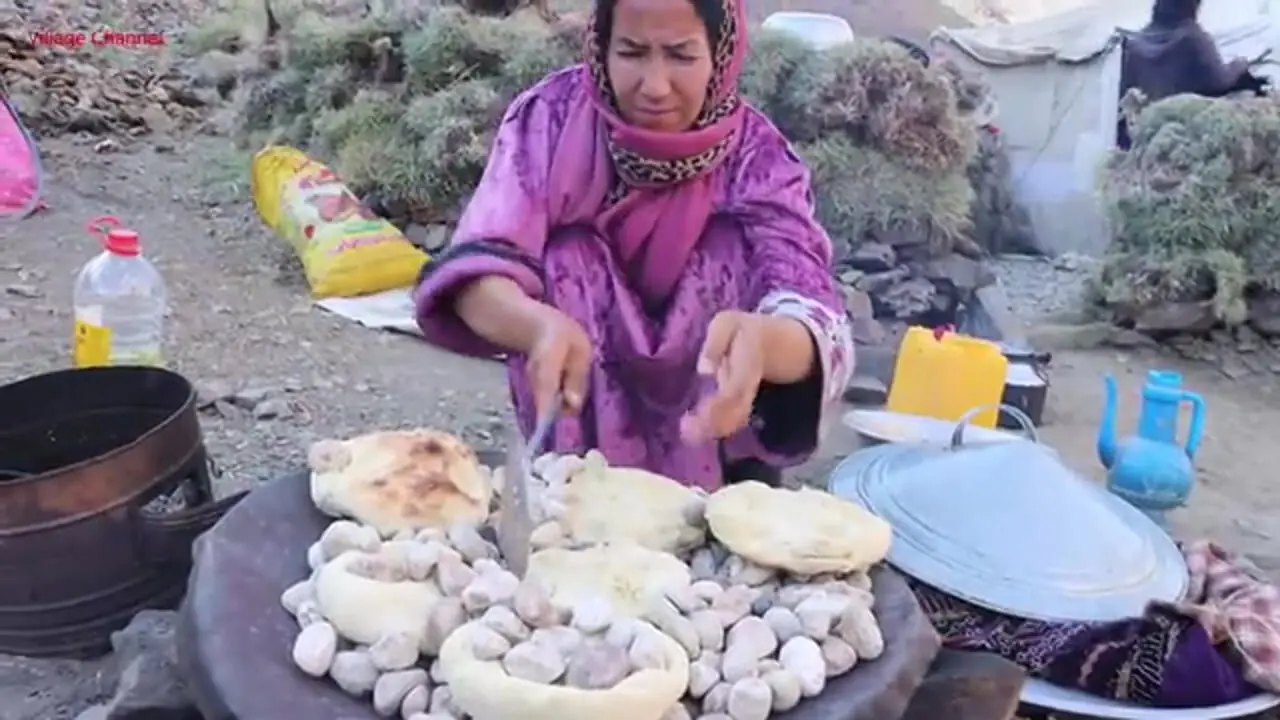 ببینید| غذای روستایی در افغانستان؛ مراحل پخت نان سنگک در کوهستان