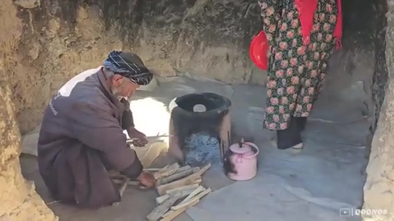 ببینید| غذای روستایی در افغانستان؛ پخت کوکو سیب زمینی در غار توسط زوج افغان