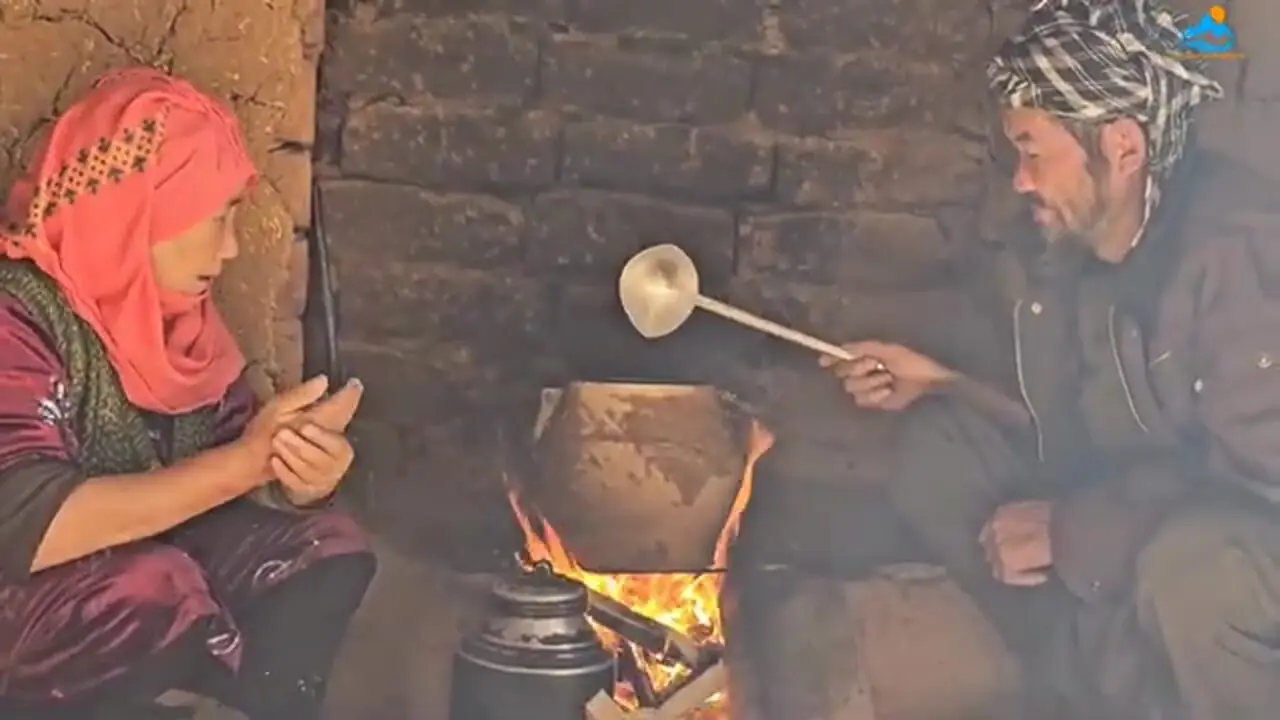 ببینید| غذای روستایی در افغانستان؛ مراحل دیدنی طبخ کله پاچه توسط زوج مسن افغان