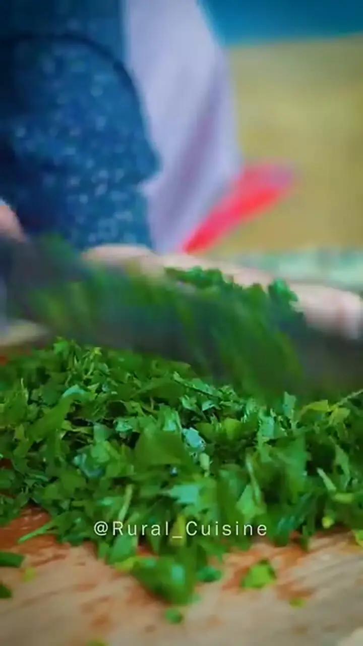 غذای روستایی در ایران؛ پخت خورشت کرفس در روستایی سرسبز در شمال