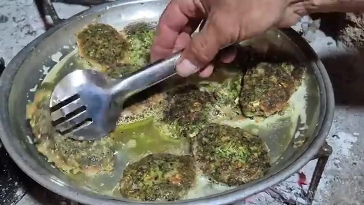 غذای روستایی در ایران؛ پخت کوکو سیب زمینی و کوکو سبزی توسط زوج روستایی